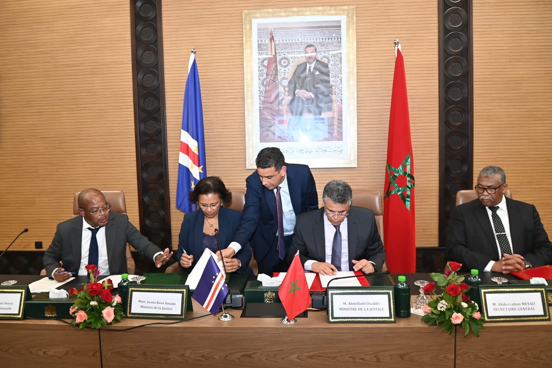 المغرب والرأس الأخضر يوقعان مذكرة تفاهم لتعزيز التعاون القضائي والإداري وتطوير العدالة في إطار الشراكة الإفريقية المغرب والرأس الأخضر يوقعان مذكرة تفاهم لتعزيز التعاون القضائي والإداري وتطوير العدالة في إطار الشراكة الإفريقية