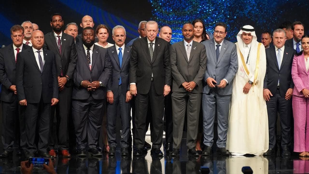 إسطنبول.. السيد قيوح يتباحث مع نظيره التركي حول سبل تعزيز التعاون الثنائي في مجال النقل إسطنبول.. السيد قيوح يتباحث مع نظيره التركي حول سبل تعزيز التعاون الثنائي في مجال النقل