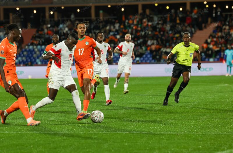 المنتخب الإيفواري يبلغ دور ربع كأس إفريقيا للأمم بعد فوزه على نظيره البوركينابي (3-0) المنتخب الإيفواري يبلغ دور ربع كأس إفريقيا للأمم بعد فوزه على نظيره البوركينابي (3-0)