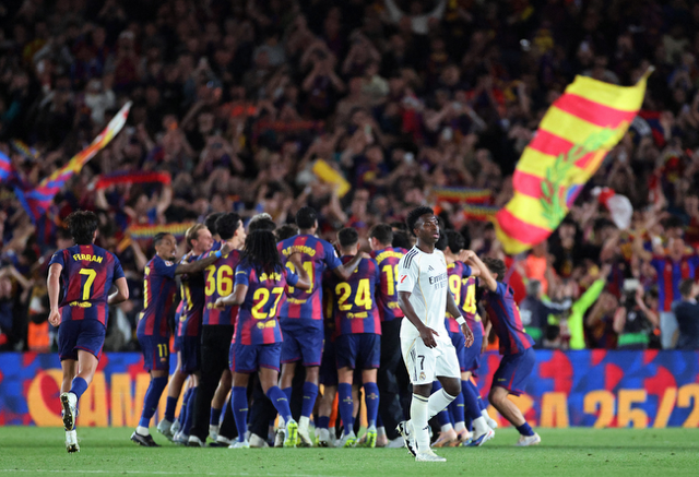 برشلونة يحسم الكلاسيكو ويظفر بلقب الليغا برشلونة يحسم الكلاسيكو ويظفر بلقب الليغا