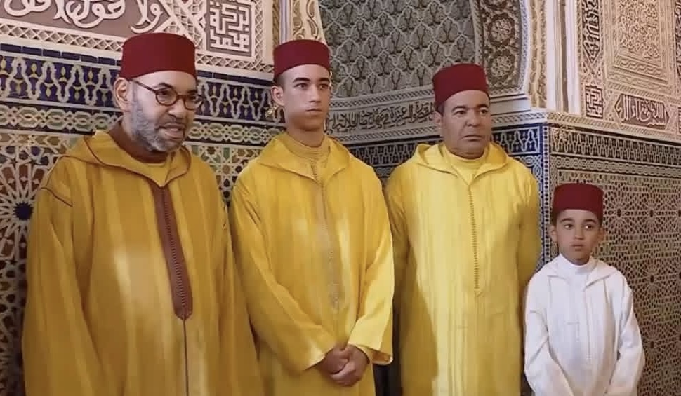 أمير المؤمنين يؤدي صلاة عيد الأضحى المبارك بمسجد أهل فاس بالرباط ويتقبل التهاني بهذه المناسبة السعيدة أمير المؤمنين يؤدي صلاة عيد الأضحى المبارك بمسجد أهل فاس بالرباط ويتقبل التهاني بهذه المناسبة السعيدة