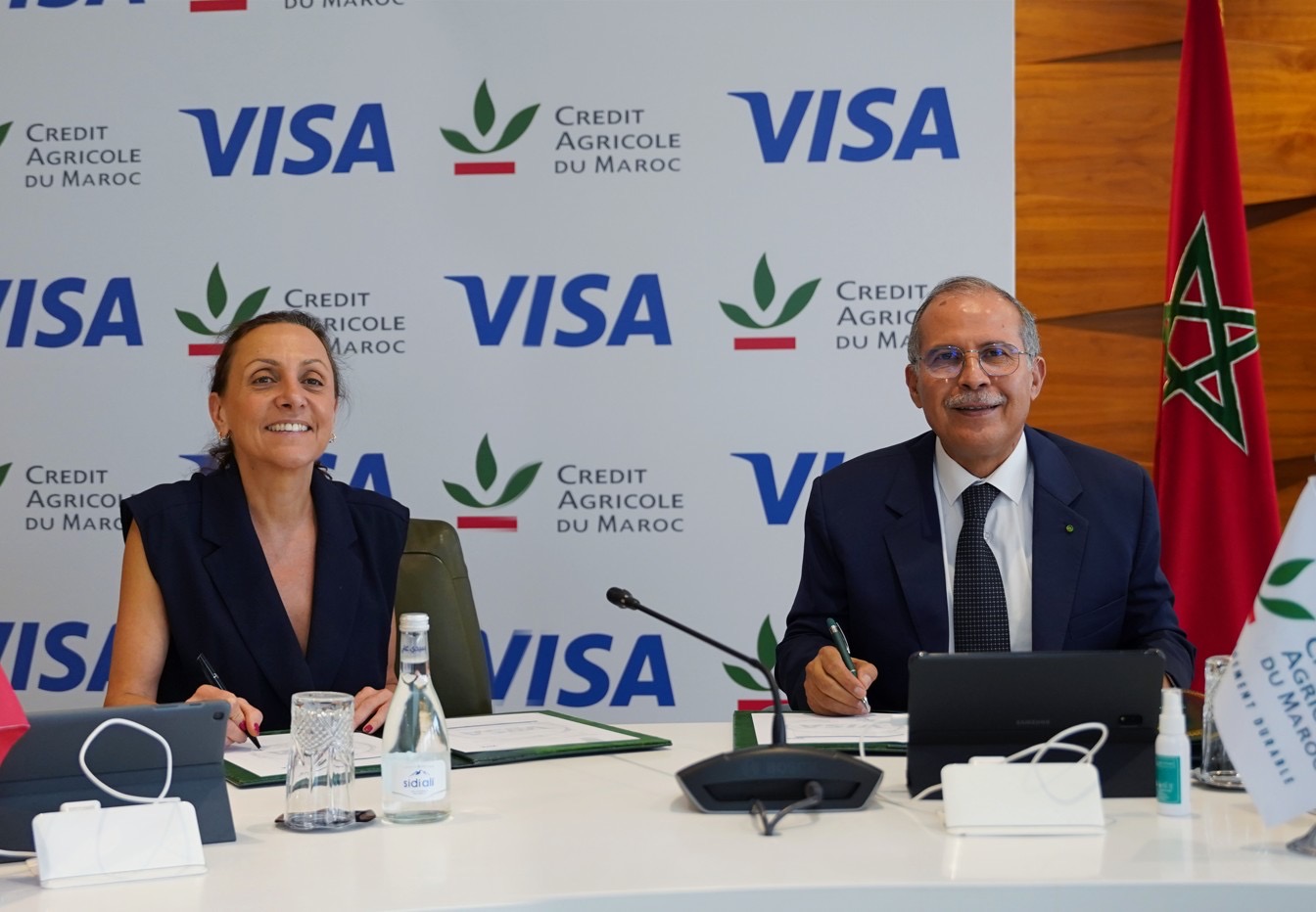 القرض الفلاحي للمغرب وشركة “فيزا” (Visa) يوقعان اتفاقية شراكة استراتيجية شاملة وطويلة الأمد تهدف إلى تطوير الرقمنة وعمليات الدفع الالكتروني القرض الفلاحي للمغرب وشركة “فيزا” (Visa) يوقعان اتفاقية شراكة استراتيجية شاملة وطويلة الأمد تهدف إلى تطوير الرقمنة وعمليات الدفع الالكتروني